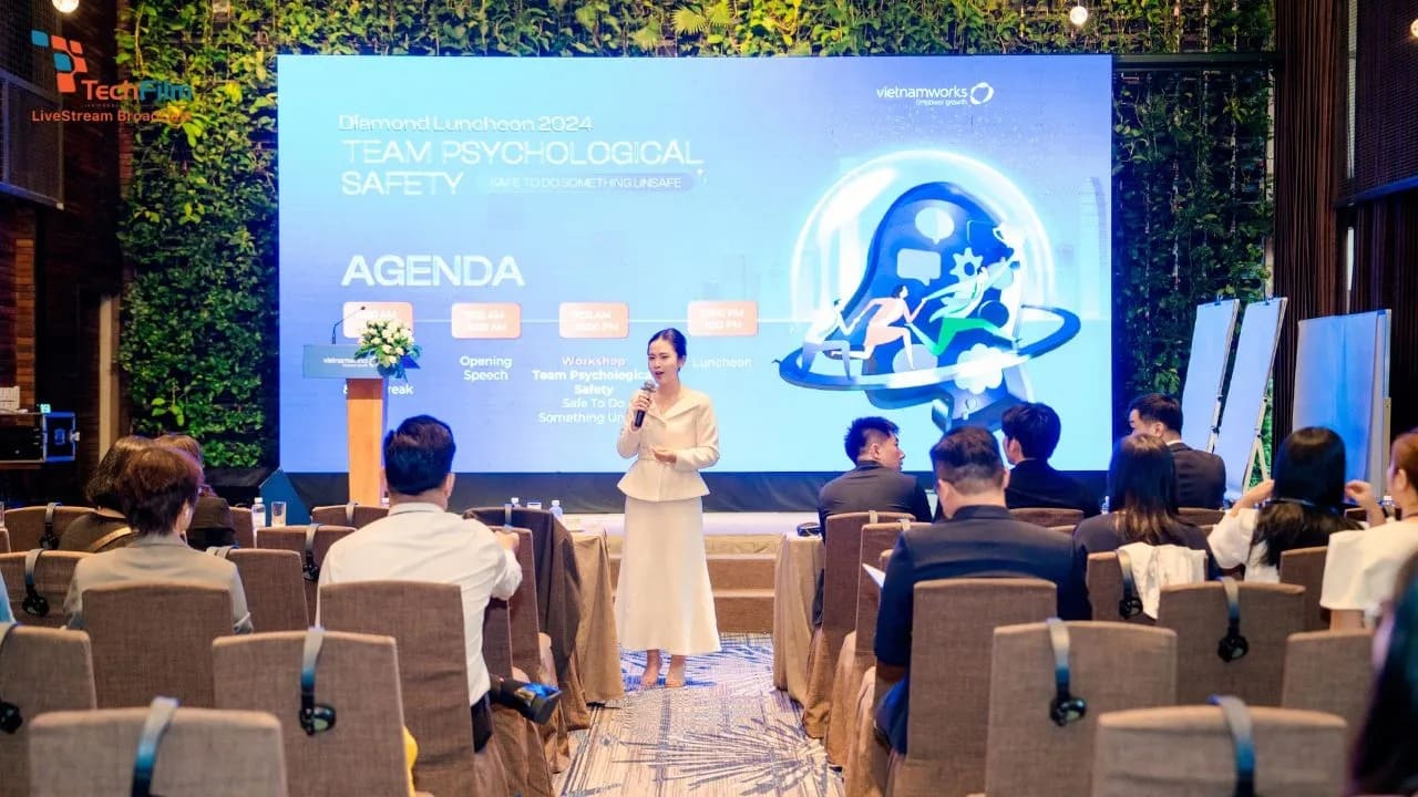 Dịch Vụ Chụp Hình Chuyên Nghiệp Tại TP.HCM – Bảng Giá Ưu Đãi Mới Nhất 2025 11 Chụp hình quảng bá chương trình do Vietnamwork tổ chức