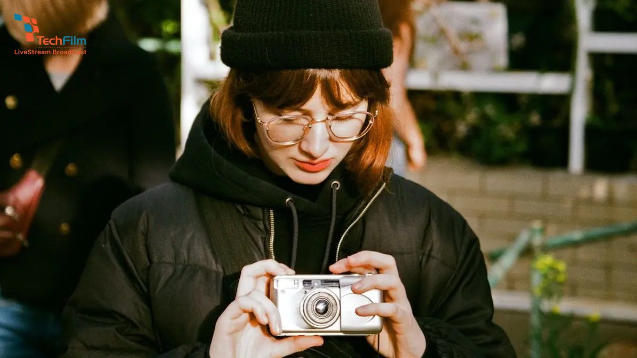 Khám phá 25+ concepts chụp ảnh phong cách vintage độc đáo 16 Chụp cầm máy ảnh film tạo vẻ cổ điển, mang lại không gian vintage