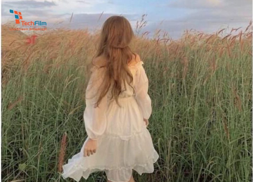 Khám phá 25+ concepts chụp ảnh phong cách vintage độc đáo 6 Tư thế quay lưng giúp tạo cảm giác bí ẩn, thường dùng để nhấn mạnh bối cảnh vintage phía sau