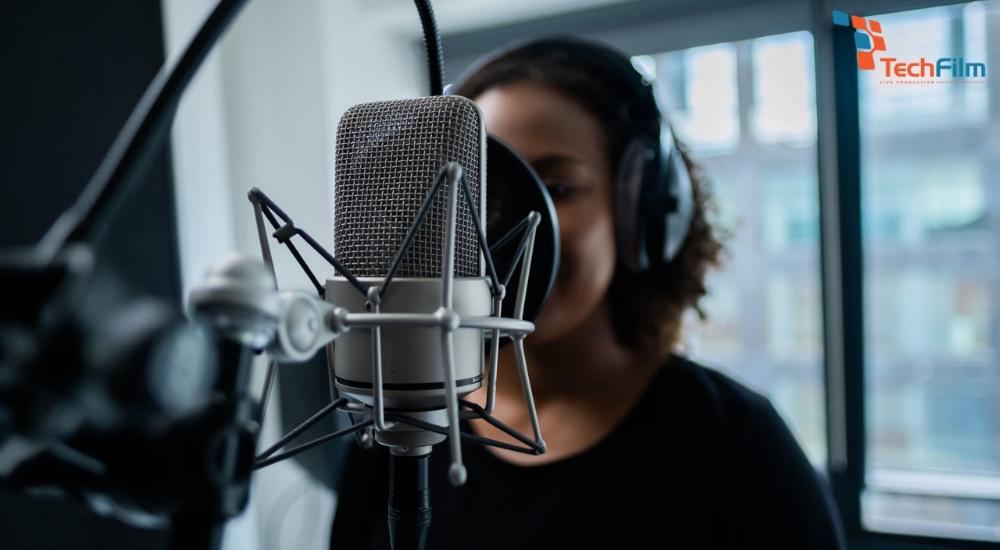 Voice off là giọng ngoài cảnh, off screen là giọng nhân vật ẩn trong bối cảnh